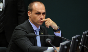 Eduardo Bolsonaro diz ser 'bem difícil' que o Senado barre a indicação de Dino
