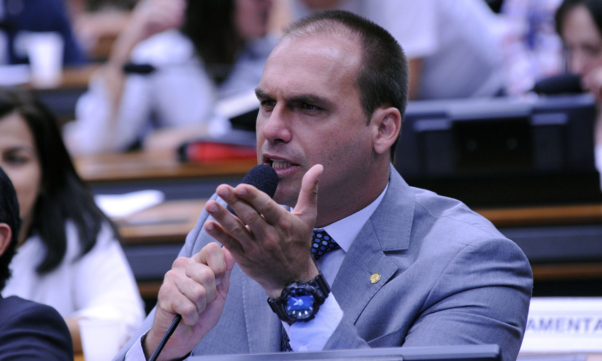 Eduardo Bolsonaro tenta defender o pai e comete ato falho nas redes