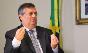 Dino a Bolsonaro: “Pare de brigar com governadores. Brigue contra o coronavírus”