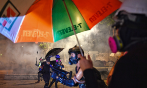 Manifestantes desafiam a polícia pelo 10º fim de semana em Hong Kong
