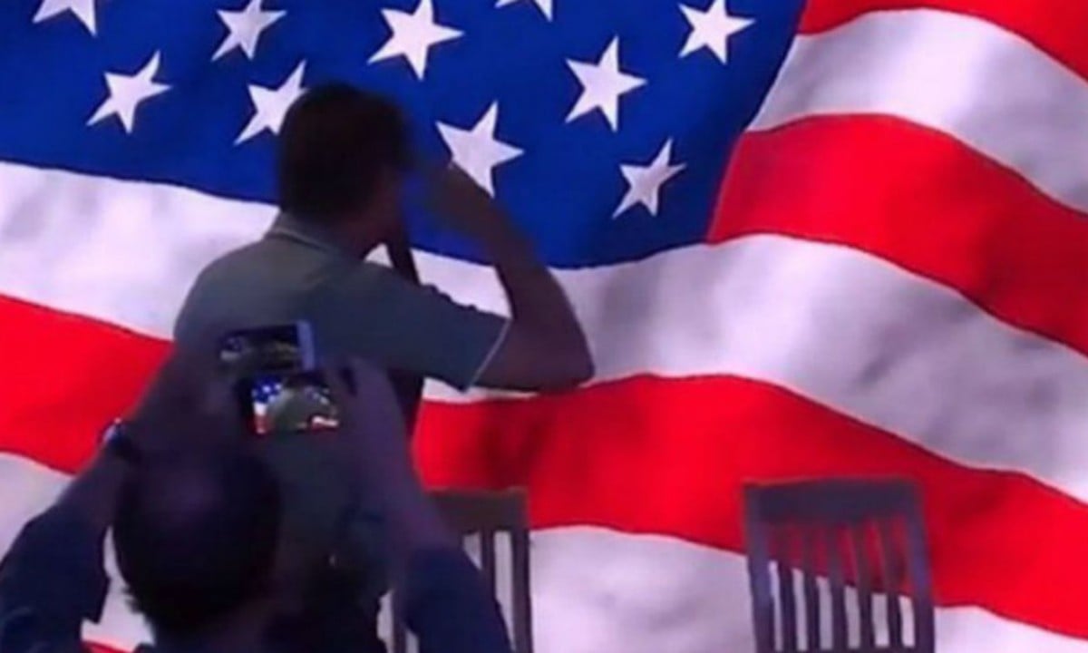 Bolsonaro bate continência à bandeira dos EUA 