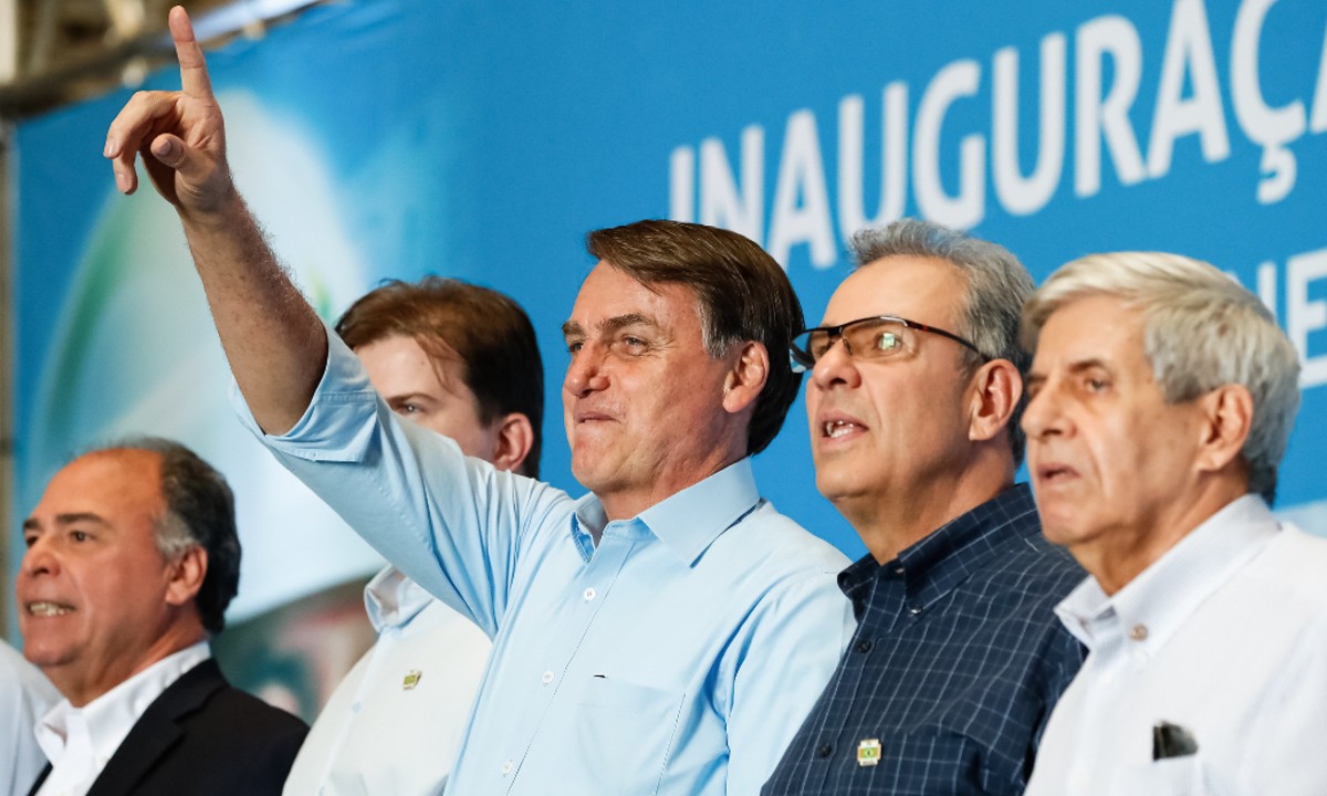 Bolsonaro se compara a Johnny Bravo, personagem que retrata um machão estúpido