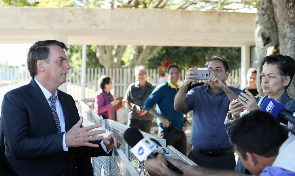 “É só fazer cocô dia sim, dia não”, diz Bolsonaro sobre poluição