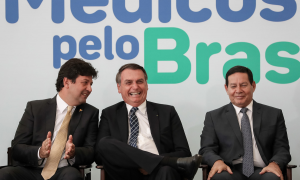 Bolsonaro diz que se médicos cubanos fossem bons, teriam salvado Hugo Chávez