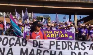 Mulheres do campo marcham em Brasília e ocupam Praça dos Três Poderes