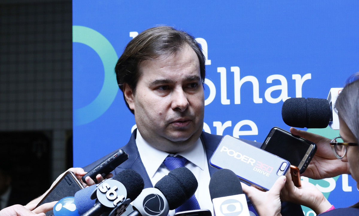 General Heleno é “auxiliar do radicalismo do Olavo”, diz Rodrigo Maia