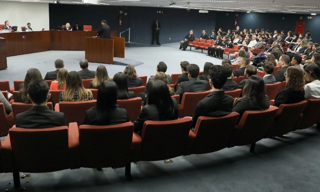 Enfraquecido e isolado, Sérgio Moro vira fantoche de Jair Bolsonaro