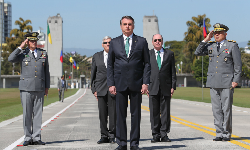 Bolsonaro posta falso vídeo sobre baleias na Noruega e vira piada nas redes