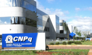 Com incerteza sobre recursos, CNPq pode cortar 84 mil bolsas de pesquisa