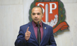Deputado do PSL que ofendeu parlamentar trans é advertido pela Alesp