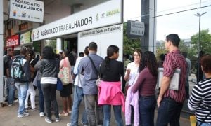 Salário médio de trabalhador com carteira assinada cai 5,6% em 1 ano