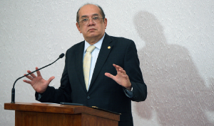 Gilmar Mendes proíbe que Glenn Greenwald seja investigado