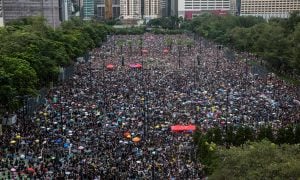 Protesto em Hong Kong reúne centenas de milhares sob forte chuva