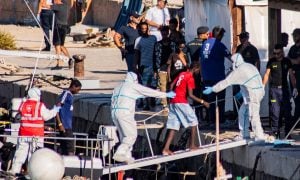Itália permite desembarque de migrantes menores em Lampedusa