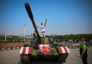 Liga dos Campeões/ Estrela Vermelha: Tanque de guerra em estádio na Sérvia gera polêmica com vizinha Croácia