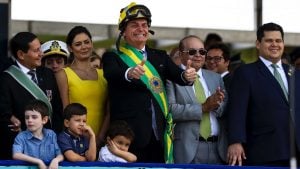 Ao lado de Silvio Santos e Edir Macedo, Bolsonaro participa de desfile militar