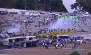 Manifestantes pró-intervenção militar são surpreendidos com intervenção militar em frente ao STF