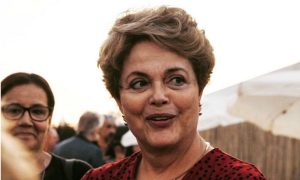 Em Paris, Dilma pede desculpas por ataques misóginos de Bolsonaro