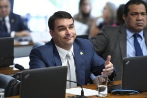 Se for condenado, Flávio Bolsonaro deve perder cargo no Senado, defende MP