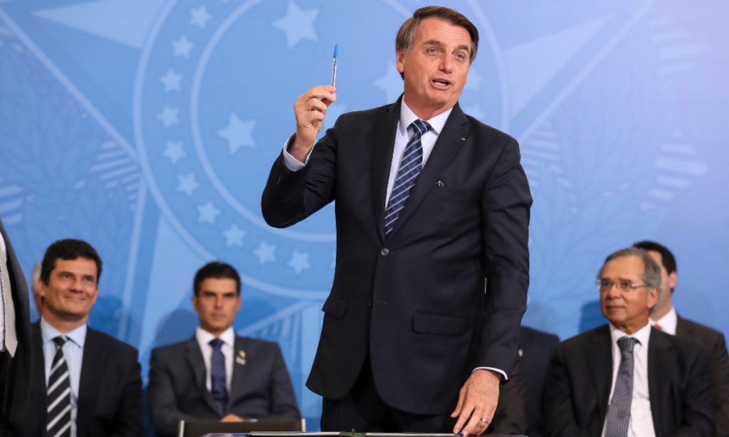 Bolsonaro libera queimadas para agronegócio fora da Amazônia