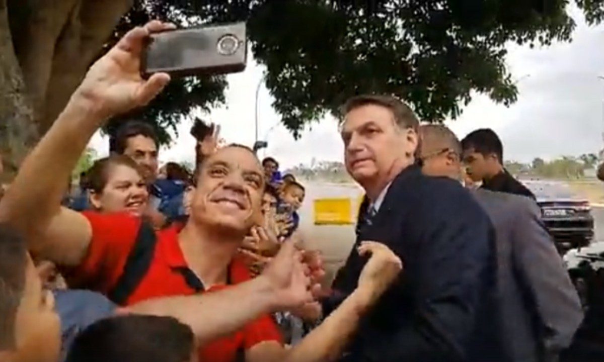 Bolsonaro reclama sobre mau hálito de apoiador durante live. Veja o vídeo