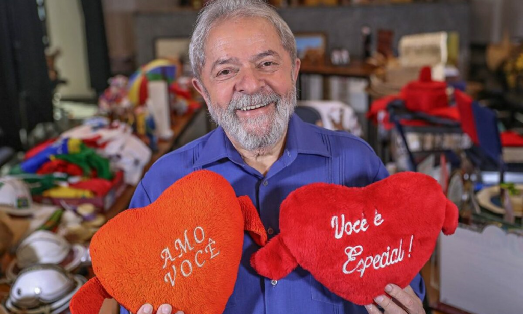 Advogada cria PTinder, aplicativo de paquera exclusivo a esquerdistas
