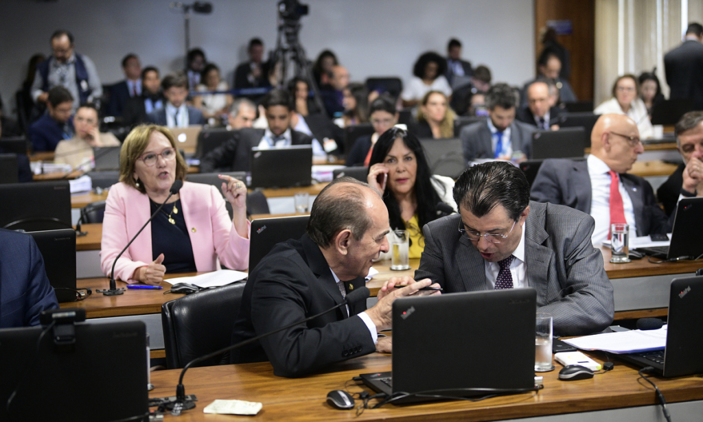 Texto-base da reforma da Previdência é aprovado na CCJ do Senado