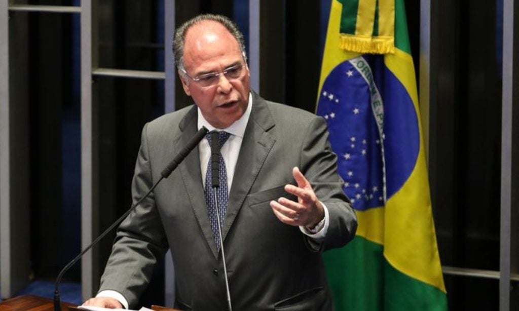 Líder do governo no Senado coloca cargo à disposição após ação da PF