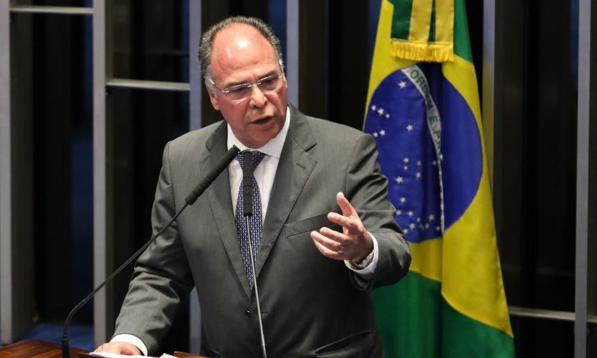 Líder do governo no Senado coloca cargo à disposição após ação da PF