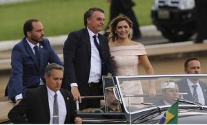 Bolsonaro defende Carlos e diz que filho tem razão sobre democracia