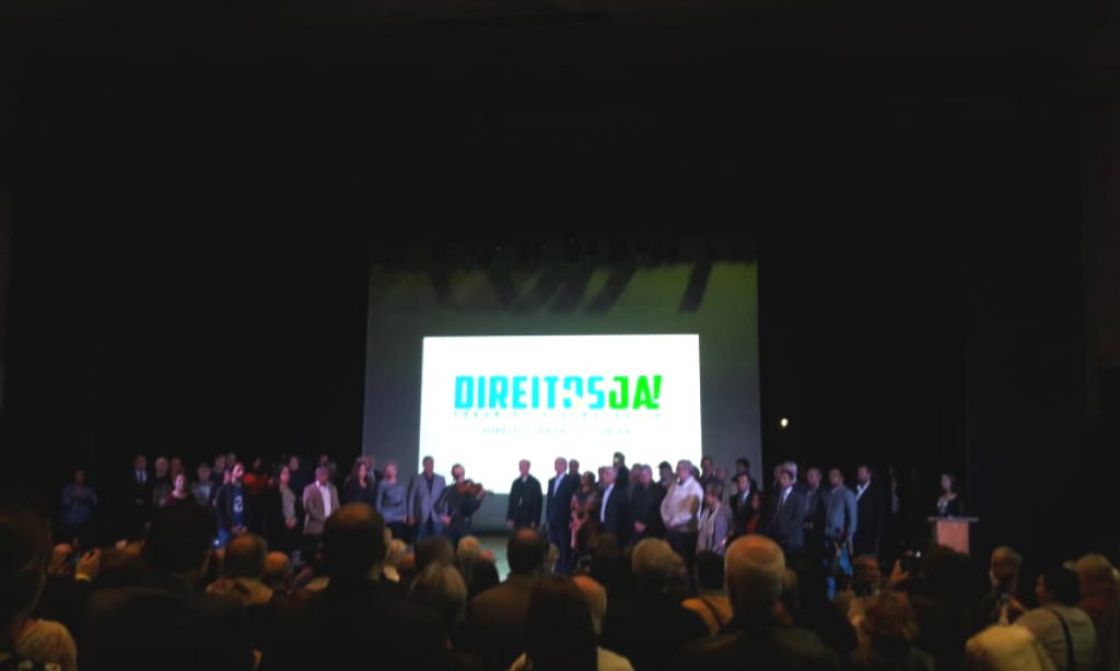 Evento em defesa da democracia reúne Ciro, Dino e Chomsky