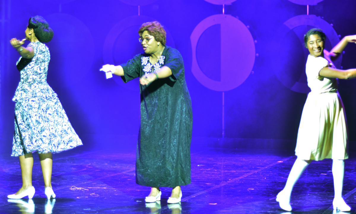 Marcado pelo ‘colorismo’, musical D. Ivone Lara emociona, mas não arrebata