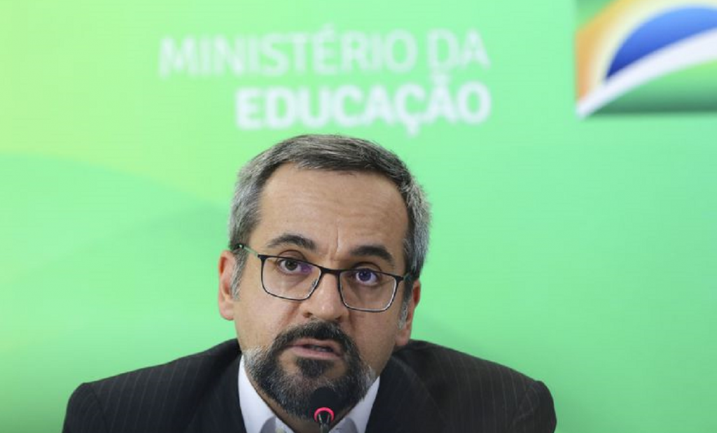 Weintraub diz que “não vai cair ideologia” no Enem deste ano