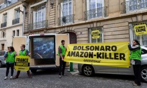 Ricardo Salles é alvo de protesto de ativistas ambientais em Paris