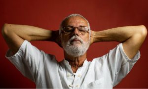 Roberto Mendes grava em voz e violão a identidade musical do Recôncavo