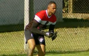 Goleiro Bruno, acusado de matar Eliza Samúdio, volta ao futebol ovacionado por torcedores e com direito a selfie