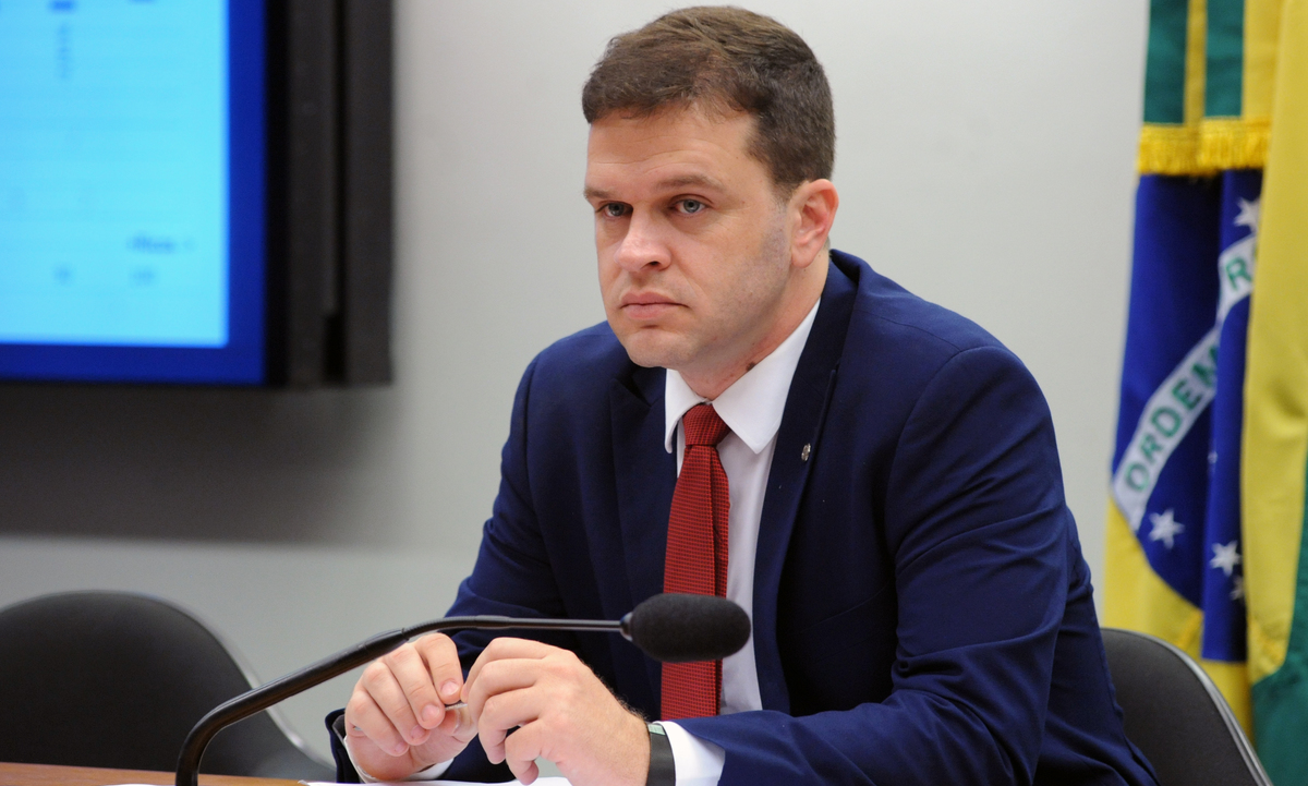 Deputado do PSL quer criminalizar músicas para “garantir a saúde mental das famílias”