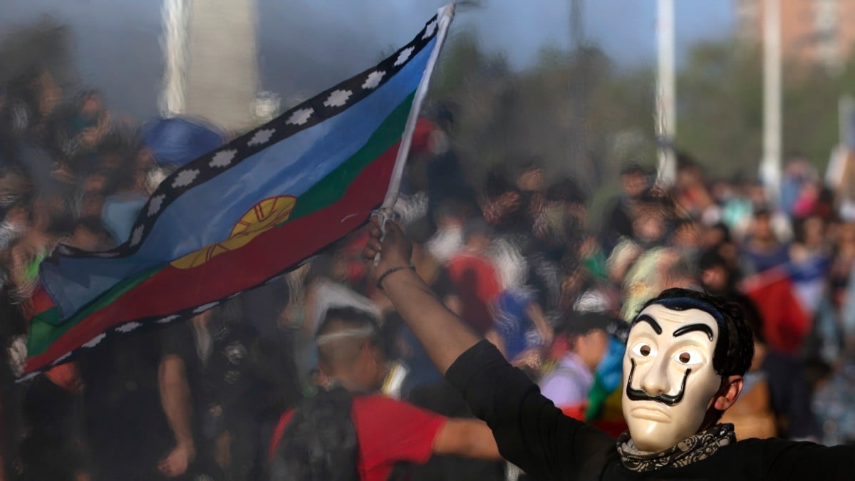 Manifestantes protestam contra as políticas econômicas do governo em Santiago, em 26 de outubro de 2019. Foto: CLAUDIO REYES / AFP 