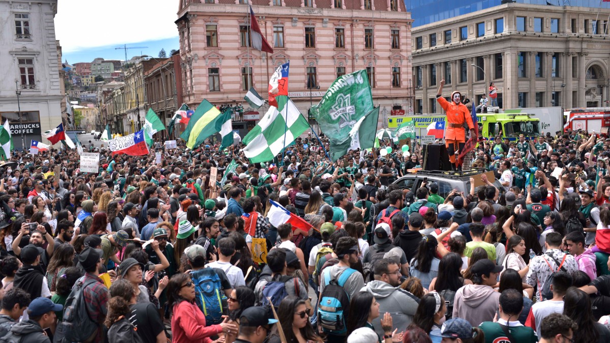 Manifestação em Valparaíso, no Chile, em 27 de outubro de 2019. Foto: Raul Goycoolea/AFP 