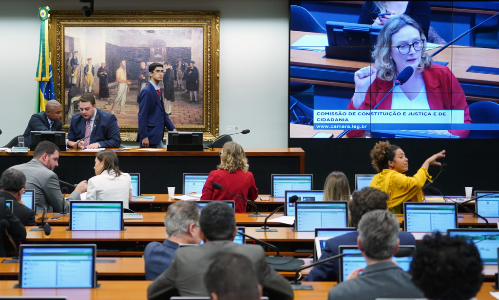 Bate-boca entre deputados resulta em suspensão de sessão na CCJ