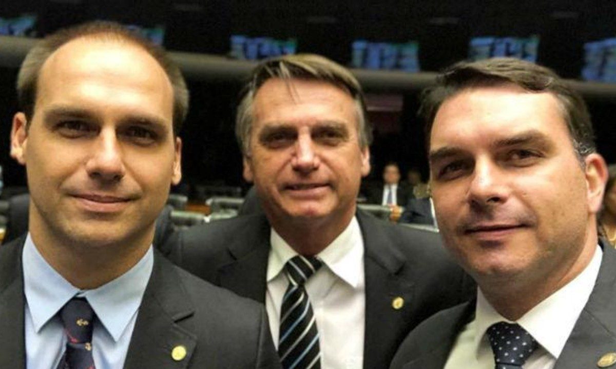 Eduardo, Jair e Flávio Bolsonaro (Foto: Reprodução/Twitter)