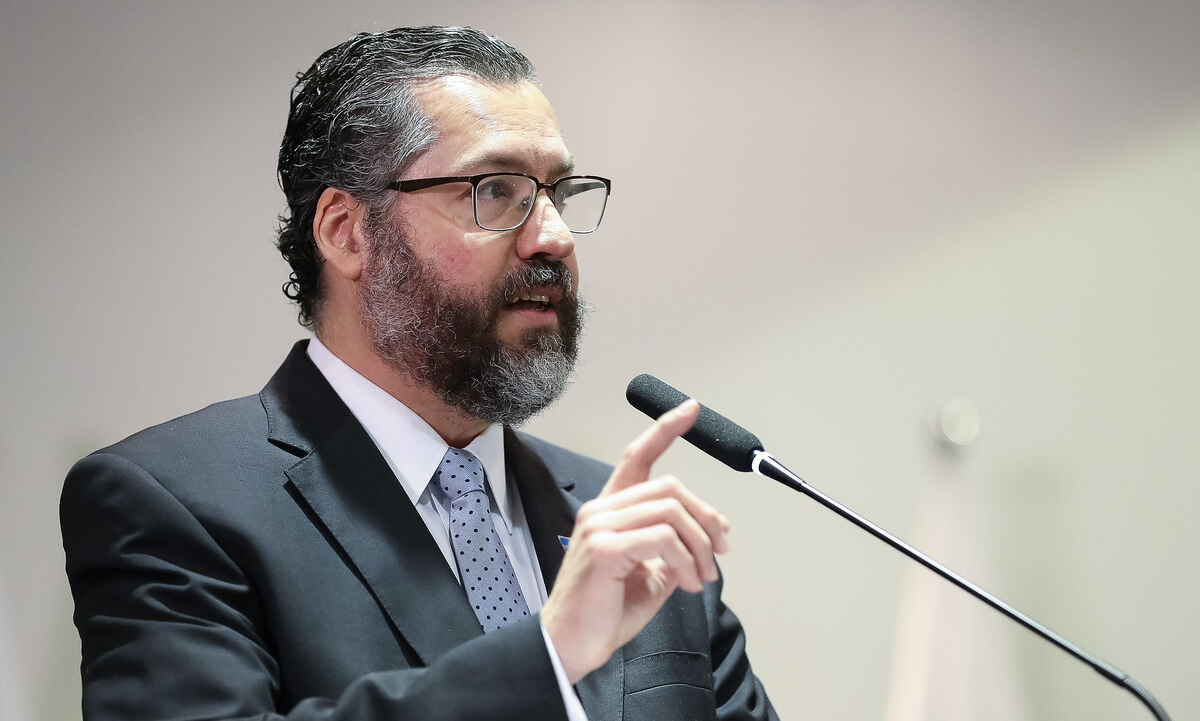 Diplomatas veem Araújo por um fio e Brasil no fogo cruzado 