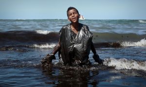 Foto de menino coberto de óleo viraliza e traduz a tragédia do litoral nordestino