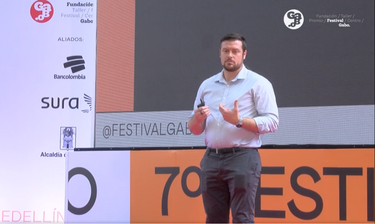 O executivo do WhatsApp, Ben Supple, em palestra no Festival Gabo, na Colômbia. (Foto: Reprodução/TV Globo)