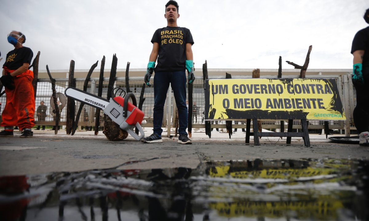 Manifestante em frente ao Palácio do Planalto, em Brasília. (Foto: Adriano Machado / Greenpeace)