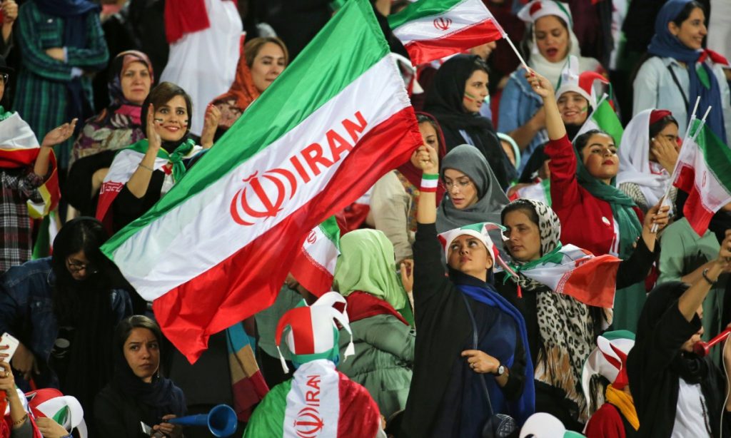 Iranianas assistem livremente a jogo de futebol pela 1ª vez em décadas