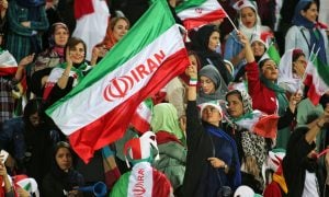 Iranianas assistem livremente a jogo de futebol pela 1ª vez em décadas