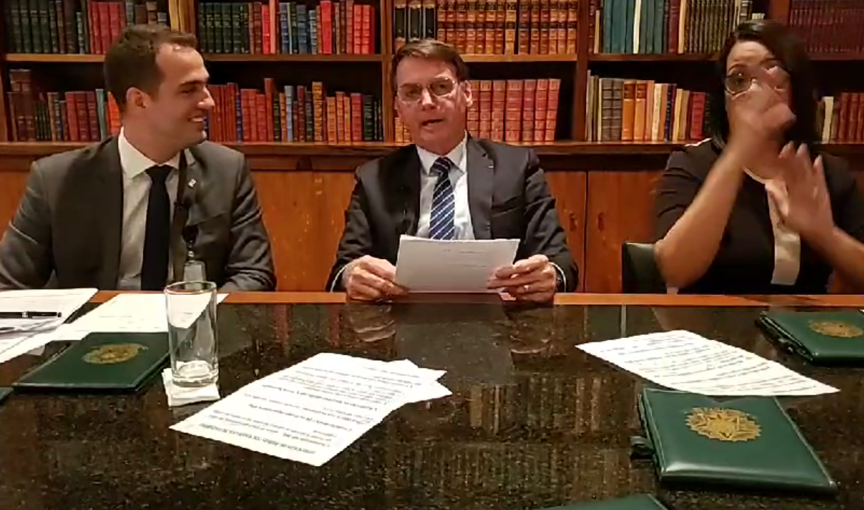 “Estou diminuindo o espaço democrático da esquerda”, diz Bolsonaro