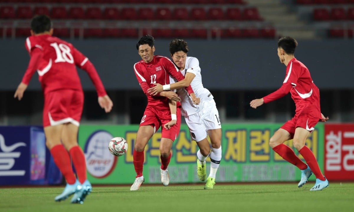 Jogadores das Coreias do Norte e Sul se enfrentaram em Pyongyang, capital norte-coreana, pelas Eliminatórias Asiáticas da Copa do Mundo 2022. Foto: Korea Football Association/AFP 
