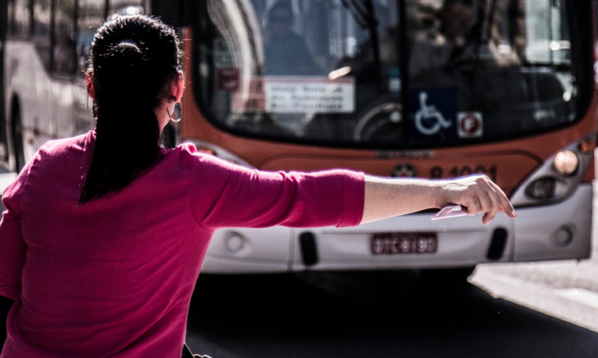 Mulher faz sinal para parar ônibus - Foto: Agência Brasil 